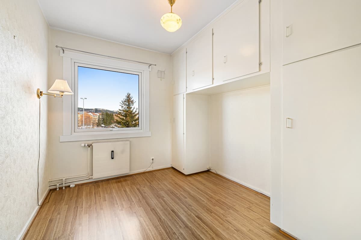 Vacant dining room before and after AI virtual staging