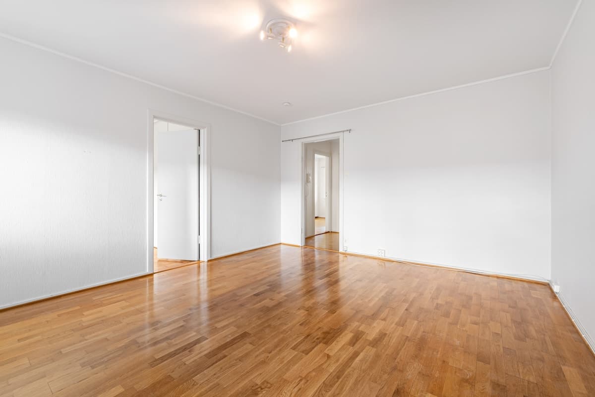 Vacant living room, second home before and after AI virtual staging